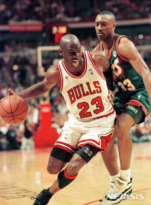 1984년 NBA에 시카고 불스로 데뷔한 마이클 조던은 데뷔 1년 뒤인 1985년 NBA 신인상인 ‘올 루키 퍼스트팀’에 올랐다(출처: 뉴시스)