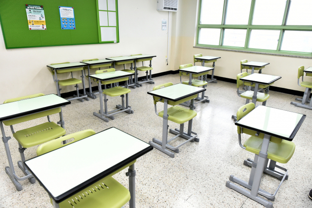 인천 남동구 논현고등학교 교실에 학생간 접촉 최소화를 위해 거리를 두고 책상이 놓여있다. (제공: 인천시) ⓒ천지일보 2020.5.19