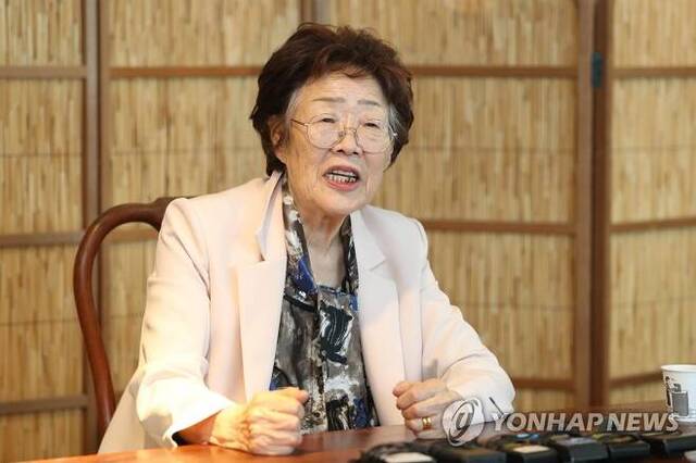 일본군 '위안부' 피해 생존자인 이용수 할머니가 7일 오후 대구시 남구 한 찻집에서 열린 기자회견에서 수요집회를 없애야 한다고 주장하며 관련 단체를 비판하고 있다. (출처: 연합뉴스)