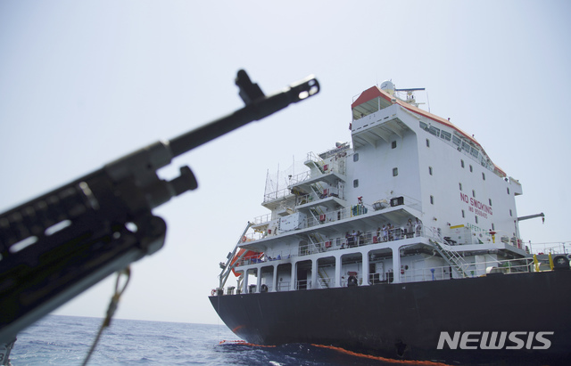 지난해 6월 1일 이란의 공격으로 추정되는 공격을 받아 선복에 구멍이 뚫린 파나마 선적의 유조선 코쿠카 커레이저스호가 아랍 에미리트의 항구에 정박해 있다. (출처: 뉴시스)