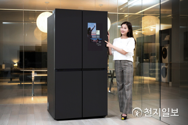 삼성전자가 오는 21일 ‘패밀리허브’가 적용된 비스포크 냉장고를 출시한다고 20일 밝혔다. (제공: 삼성전자) ⓒ천지일보 2020.5.20