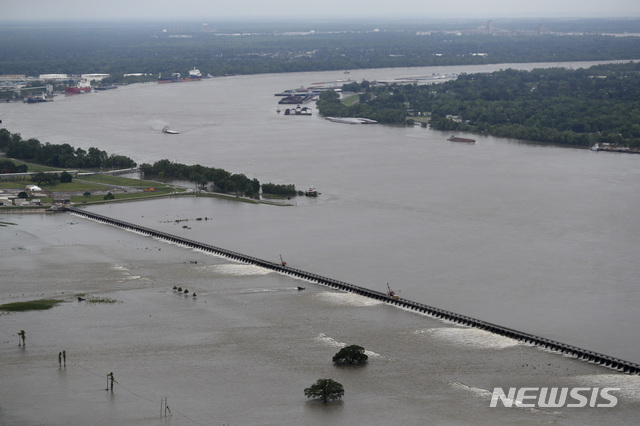미국 루이지애나주 노코에서 지난 10일(현지시간)폭우로 강물이 범람해 있다. (출처: 뉴시스)