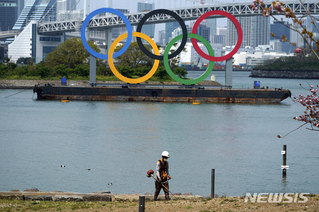 지난 16일 일본 도쿄 오다이바에 설치된 오륜기 조형물의 모습. CNN에 따르면 20일 이와타 겐타로(岩田健太郞) 고베(神戶) 대학병원 감염증 내과 교수는 온라인 기자회견을 열고 “내년에 올림픽 개최 여부도 불투명하다”고 말했다. (출처: 뉴시스)