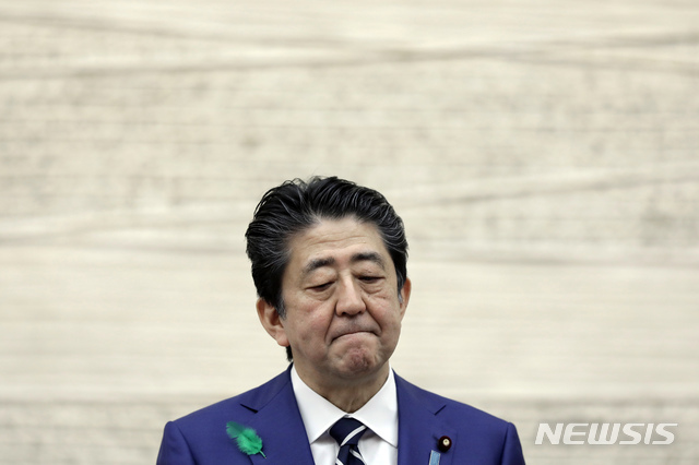 아베 신조 일본 총리가 지난 17일 총리 관저에서 기자회견을 열고 긴급사태 선언 발령 대상 지역을 기존 7개에서 전국으로 확대하겠다고 밝힌 데 대해 국민들에게 협력을 촉구했다(출처: 뉴시스)
