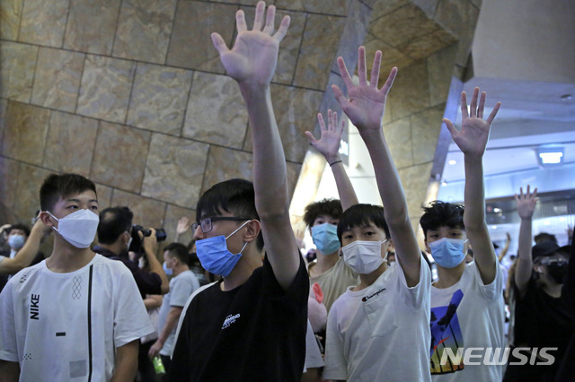13일(현지시간) 홍콩에서 반정부 시위가 열려 시위대가 다섯 가지 요구사항을 나타내는 다섯 손가락을 펼치고 있다. (출처: 뉴시스)