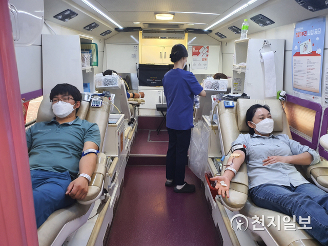 아산시시설관리공단 직원들이 22일 헌혈 캠페인을 진행하고 있다. (제공: 아산시시설관리공단) ⓒ천지일보 2020.5.23