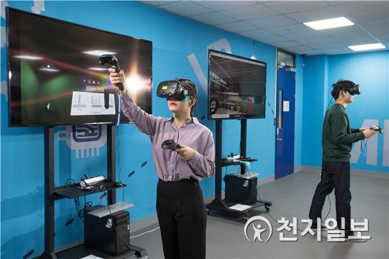한국기술교육대학교 재학생들이 AR·VR 체험관에서 VR콘텐츠를 시연하고 있다. (제공: 한국기술교육대학교) ⓒ천지일보 2020.5.23