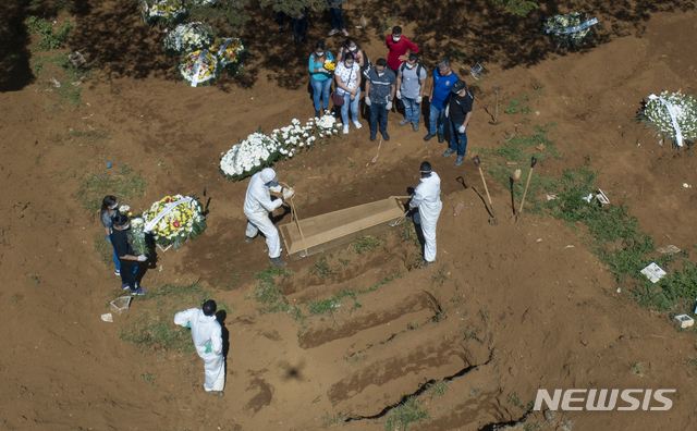 [상파울루=AP/뉴시스]지난 1일(현지시간) 브라질 상파울루 빌라 포모사 공동묘지에서 묘지 작업자들이 신종 코로나바이러스 감염증(코로나19) 사망자의 시신이 담긴 관을 매장하고 있다. 중남미 최대 규모의 빌라 포모사 공동묘지는 코로나19 확산 이후 매장 건수가 30% 증가했다고 공동묘지 관리국은 밝혔다.