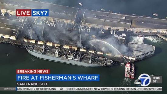 미국 샌프란시스코의 피셔맨스 워프에서 발생한 대규모 화재를 진화하고 있다. (캡처: ABC방송)
