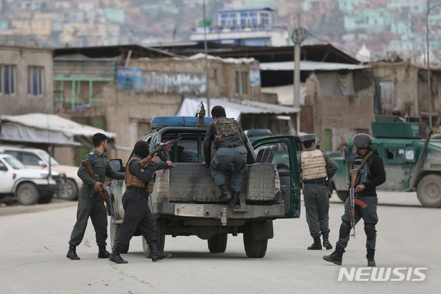 최근 아프가니스탄 수도 카불 내 시크교 예배당에서 무장 괴한들의 총기 난사와 자살 폭탄 테러가 발생해 아프간 병사들이 현장에 도착하고 있다. 현지 관계자는 이로 인해 최소 4명이 숨졌다고 밝혔다(출처: 뉴시스)