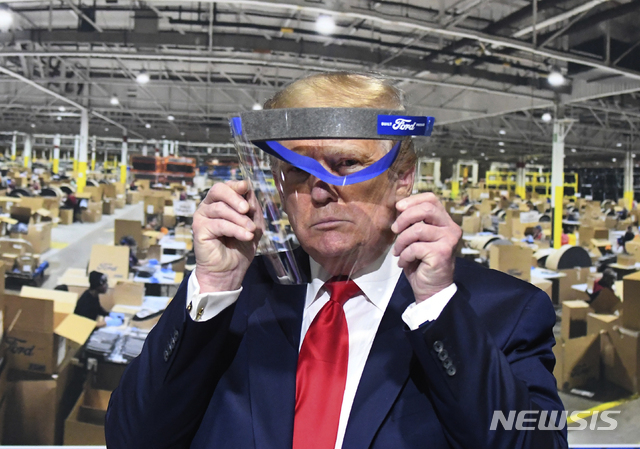 도널드 트럼프 미국 대통령이 21일(현지시간) 미시간주 입실랜티 소재 포드모터스 공장을 방문해 마스크 대신 투명한 플라스틱 재질의 안면가리개를 착용하고 있다( 출처: 뉴시스)