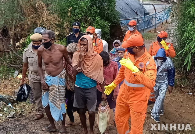 19일(현지시간) 인도 동부 오디샤주 바드라크 지구에서 국가재난대책본부(NDRF) 직원들이 슈퍼 사이클론 암판에 대비해 마을 주민을 대피시키고 있다. (출처: 뉴시스)