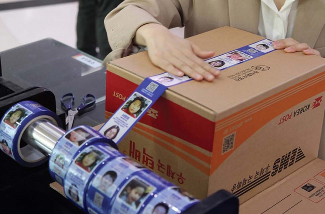 서울 강남 우체국에서 시민들이 장기 실종아동 정보가 인쇄된 ‘호프테이프’를 이용해 택배상자를 밀봉하고 있다. (제공: 우정사업본부) ⓒ천지일보 2020.5.24