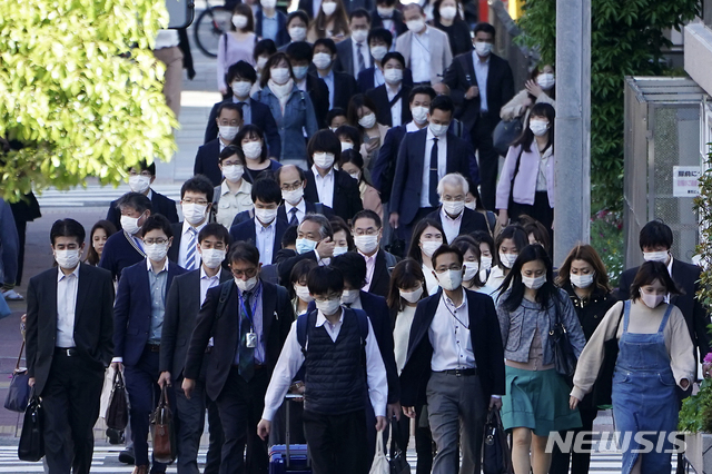 7일 일본 도쿄에서 신종 코로나바이러스 감염증(코로나19) 예방을 위해 마스크를 쓴 시민들이 출근하고 있다(출처: 뉴시스)