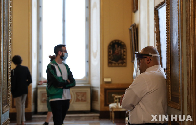 [로마=신화/뉴시스] 이탈리아 로마의 보르게제 박물관에서 20일(현지시간) 한 관람객이 마스크를 착용한채 작품을 감상하고 있다.