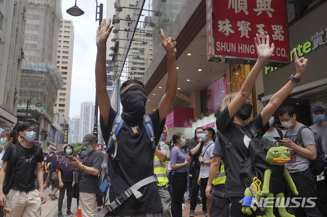 홍콩 시내 중심가에서 24일 시위 참가자들이 중국의 홍콩 국가보안법 제정에 반대하는 시위를 벌이고 있다. (출처: 뉴시스)