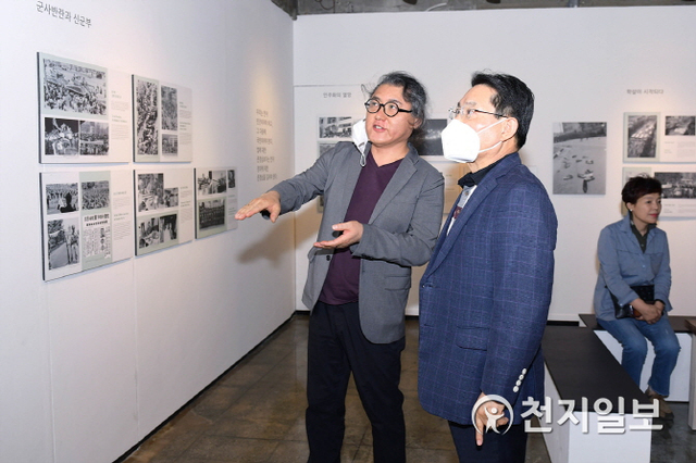 권오봉 여수시장이 지난 23일 갤러리노마드(관장 김상현)가 주관하는 ‘5.18 민주화운동 40주년 기념사진 전시회’에 참석해 작품을 감상하고 있다. ⓒ천지일보 2020.5.25