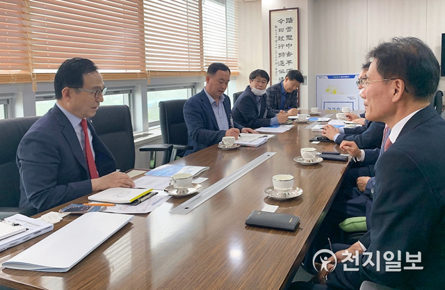 박상돈 천안시장(왼쪽)이 25일 시장실에서 ㈜동방 성경민 대표이사, 관계자 등과 투자유치 상담을 하고 있다. (제공: 천안시) ⓒ천지일보 2020.5.25
