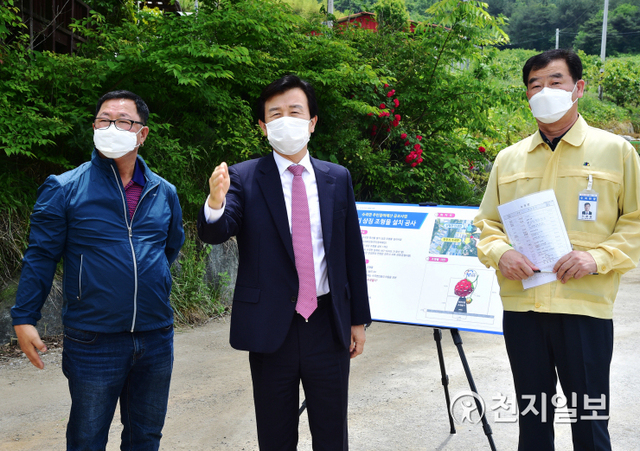 조규일 시장이 25일 오전 수곡면 동월마을을 찾아 지역특산물인 딸기 상징 조형물 설치 현황을 점검하고 있다. (제공: 진주시) ⓒ천지일보 2020.5.25