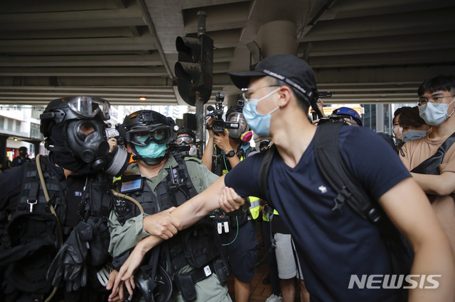 24일(현지시간) 홍콩에서 국가보안법에 반발하는 시위가 발생했다. 홍콩 중심가인 코즈웨이 베이 시위 현장에서 경찰이 시위대를 진압 중인 모습. 중국이 추진 중인 보안법은 홍콩 내 반정부 시위를 처벌도록 보장한 법이다. (출처: 뉴시스)
