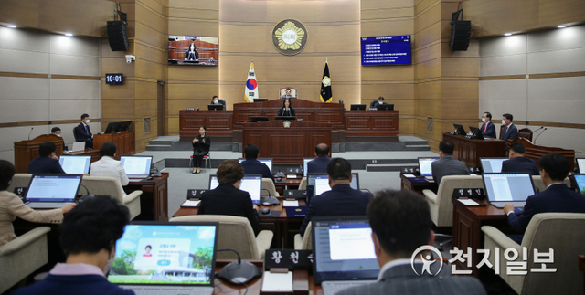 천안시의회가 25일 본회의장에서 제232회 임시회 제2차 본회의를 진행하고 있다. (제공: 천안시의회) ⓒ천지일보 2020.5.25