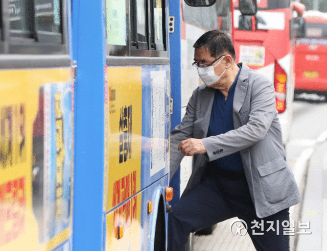 [천지일보=남승우 기자] 25일 오후 서울역 버스환승센터에서 마스크를 쓴 시민들이 버스에 탑승하고 있다. 정부는 신종 코로나바이러스 감염증(코로나19) 확산 방지를 위해 내일(26일)부터 버스와 택시, 철도 등 대중교통 탑승 시 마스크를 착용하지 않은 탑승객의 ‘승차 거부’를 한시적으로 시행한다. ⓒ천지일보 2020.5.25