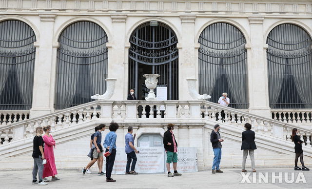 [로마=신화/뉴시스] 이탈리아 로마의 보르게제 박물관 앞에서 20일(현지시간) 관람객들이 서로 거리를 둔채 서서 입장 순서를 기다리고 있다.