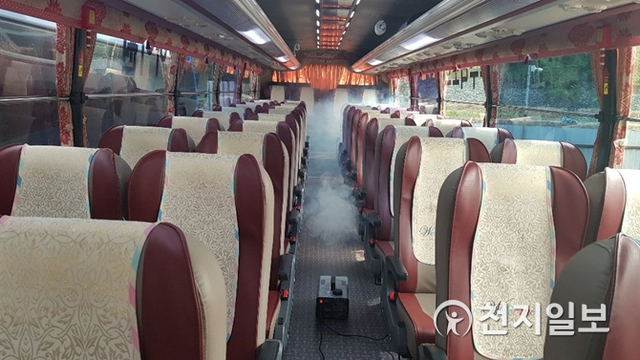 대전시는 코로나19 지역사회 확산 방지와 이용객의 안전 확보를 위해 전세버스 업계에 방역물품 지원 등 방역활동에 총력을 기울인다. (제공: 대전시) ⓒ천지일보 2020.5.26