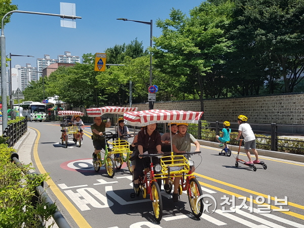 정자동에서 진행한 ‘자동차 없는 날’ 행사에 참석한 주민들이 이색자전거 체험하고 있다. (제공: 수원시) ⓒ천지일보 2020.5.26