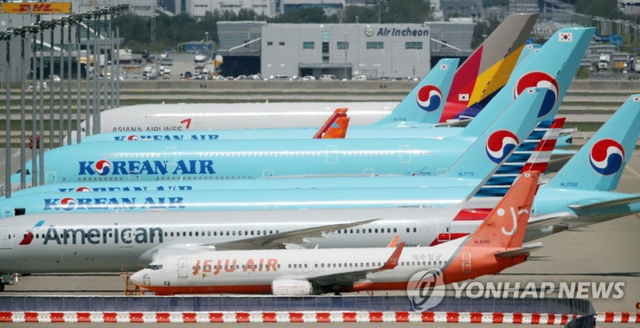 인천 영종도 인천국제공항에 계류장에 항공기들이 멈춰서 있는 모습. (출처: 연합뉴스)