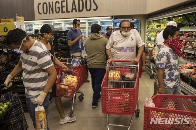 지난달 3일(현지시간) 페루 수도 리마의 한 슈퍼마켓에서 남성들이 장을 보고 있다. 신종 코로나바이러스 감염증의 확산으로 보건 비상사태가 발효 중인 페루는 성별로 사람들의 이동을 제한하면서 금요일에는 남성만 생필품을 사기 위해 집에서 나올 수 있다. (출처: 뉴시스)