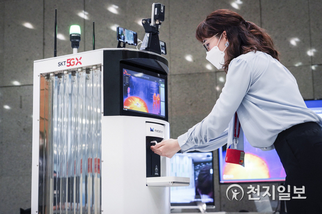 SK텔레콤이 공장 자동화 전문 기업 한국오므론제어기기와 함께 코로나19방역로봇을 개발했다고 26일 밝혔다. (제공: SK텔레콤) ⓒ천지일보 2020.5.26