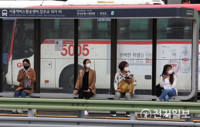 [천지일보=남승우 기자] 신종 코로나바이러스 감염증(코로나19) 예방을 위해 버스·택시·열차 등 대중교통 탑승 시 마스크 착용 의무화가 시행된 26일 오후 서울역 버스환승센터에서 마스크를 쓴 시민들이 버스를 기다리고 있다. ⓒ천지일보 2020.5.26