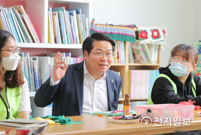 시민과 소통하는 오세현 시장. (제공: 아산시) ⓒ천지일보 2020.5.26