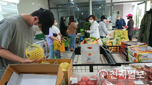 25일 경기도 김포시 한강센트럴자이아파트에서 열린 로컬푸드 직거래장터에서 주민들이 농산물을 구매하고 있다. (제공: 농협) ⓒ천지일보 2020.5.26