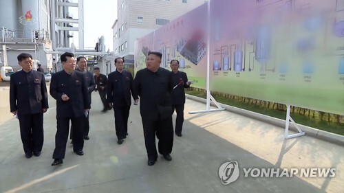 북한 김정은 국무위원장이 노동절(5·1절)이었던 지난 1일 순천인비료공장 준공식에 참석했다고 조선중앙TV가 2일 보도했다. 공장 생산공정도면이 영상에는 흐릿하게 처리돼 내용을 판별하기 어렵게 돼 있다. (출처: 연합뉴스)
