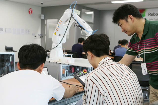 경기도 평택시 LG전자 러닝센터에서 협력사 직원들이 로봇 자동화 교육을 받고 있는 모습. (제공: LG전자)
