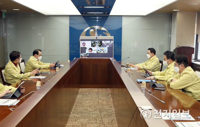 신한금융그룹이 코로나19 극복을 위한 긴급 지원 상황 점검회의를 개최하고 있다. (제공: 신한금융지주) ⓒ천지일보 2020.5.27