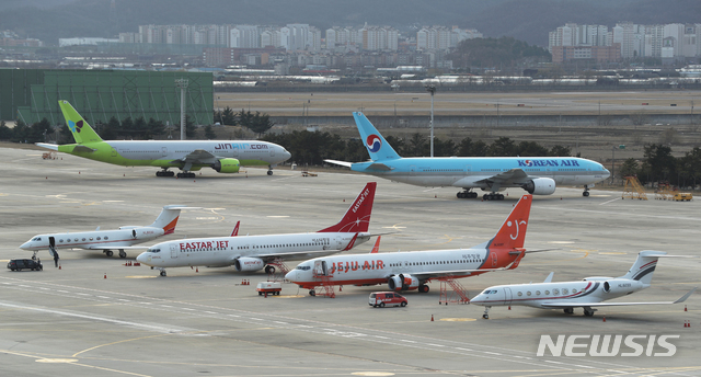 서울 강서구 김포국제공항 국제선 청사에 항공기들이 멈춰서 있는 모습. (출처: 뉴시스)