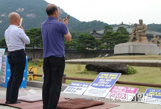 [천지일보=이지솔 기자] 전국민주연합노조 조계종지부(심원섭 지부장)가 26일 정오 서울 종로구 청와대 분수대 앞에서 대한불교조계종 전 총무원장 자승스님의 생수비리 엄정수사와 수사 결과 대국민발표를 촉구하는 108배를 발원하고 있다. ⓒ천지일보 2019.6.26