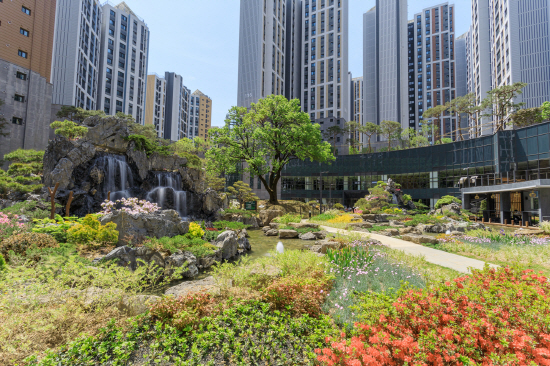 녹번역 e편한세상 캐슬 단지에 서울시 보호수로 지정된 살구나무(가운데)를 비롯한 다양한 식재와 수변시설이 조성되어 있다. (제공: 대림산업)