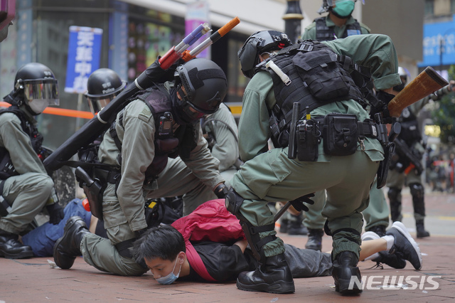 홍콩 코즈웨이베이에서 지난 24일 중국의 국가보안법 제정에 반대하는 시위에 참가한 사람이 경찰에 체포되고 있다. (출처: 뉴시스)