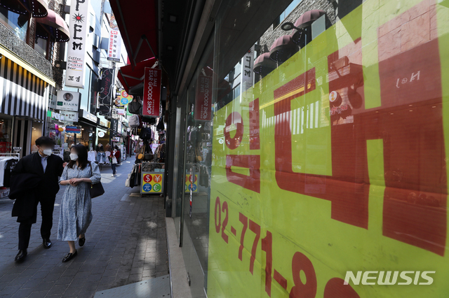 서울 중구 명동거리가 한산한 모습을 보이는 가운데 한 가게에 임대 안내문이 붙어 있는 모습. (출처: 뉴시스)