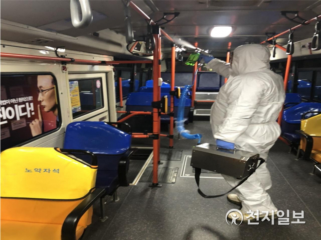 천안시 관계자가 코로나19 예방을 위해 시내버스 내부를 소독하고 있다. (제공: 천안시) ⓒ천지일보 2020.5.28