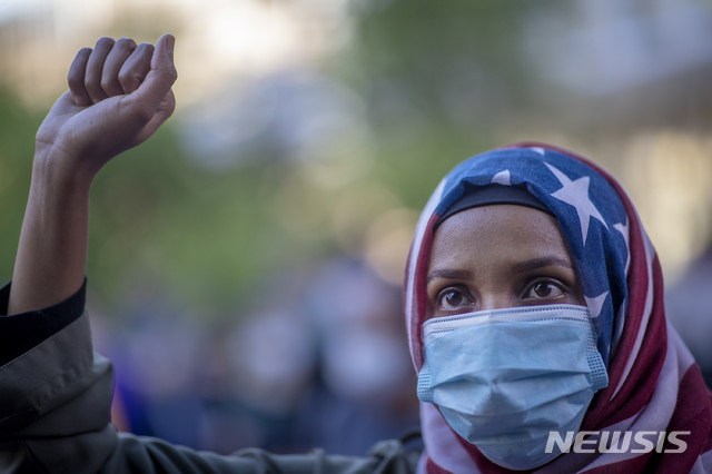 28일(현지시간) 미국 미네소타주 미니애폴리스에서 흑인 사망 사건 규탄 시위가 벌어진 가운데 나이미 모하메드는 미국-이슬람 관계 협의회의 미네소타 지부를 지지하는 수백명과 시위에 나섰다. (출처: 뉴시스)