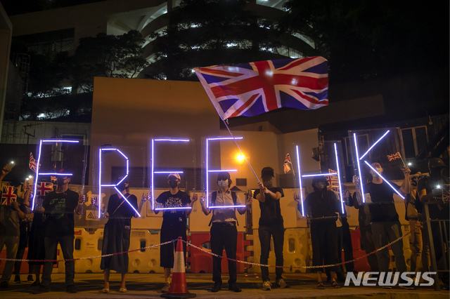 작년 10월 홍콩 영국영사관 밖에서 시위대가 유니언잭을 흔들며 불빛으로 '자유 홍콩' 사인을 만들어 보이고 있다. (출처: 뉴시스)