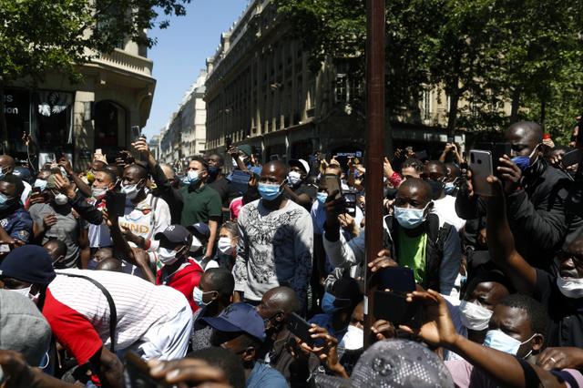 [파리=AP/뉴시스] 불법체류자들이 30일 파리에서, 금지된 시위 동안 그들의 정규화를 요구하는 시위를 하고 있다.