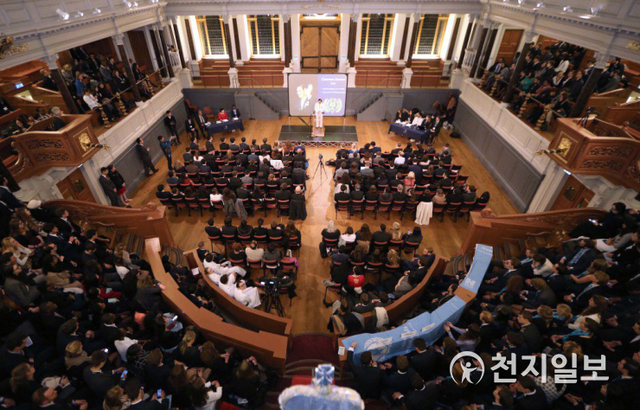 지난 2015년 11월 15일 런던 옥스포드 대학교에서 열린 ‘국제 모의 유엔 회의’에서 이만희 대표(가운데)가 폐회사를 전하고 있다. (사진제공: HWPL) ⓒ천지일보 2020.5.31