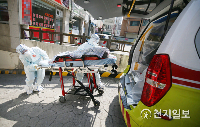 [천지일보 신창원기자] 사진은 지난 24일 오후 경기도 군포시 '군포효사랑요양원'에서 119 구급대원들이 신종 코로나바이러스 감염증(코로나19) 확진자를 이송하고 있다. ⓒ천지일보 2020.3.28