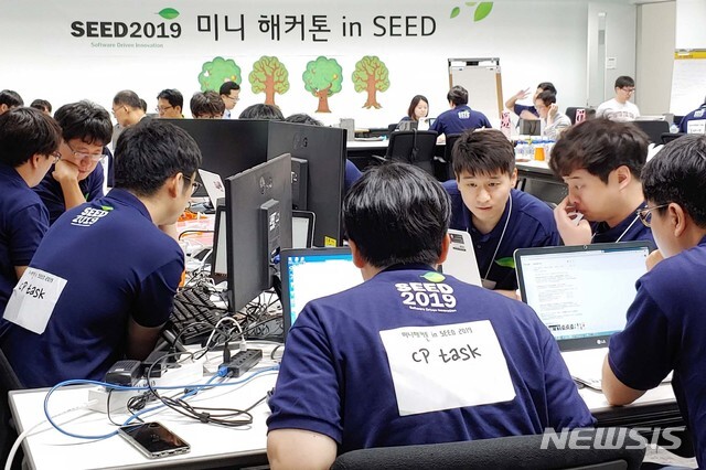 LG전자가 지난해 7월 25일 서울 서초구 양재동에 위치한 서초R&D캠퍼스에서 ‘소프트웨어 개발자의 날 2019’를 개최했다. 개발자들이 해커톤에 참여하고 있다. (출처: 뉴시스)